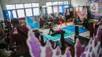 Aktivitas korban banjir di salah ruang kelas di Gedung Sekolah SDN 01/02 Kampung Melayu, Jakarta, Selasa (9/2/2021). Gedung sekolah di Kebon Pala tersebut menjadi salah satu posko pengungsian bagi sebagian korban banjir Kampung Melayu. (Liputan6.com/Faizal Fanani)