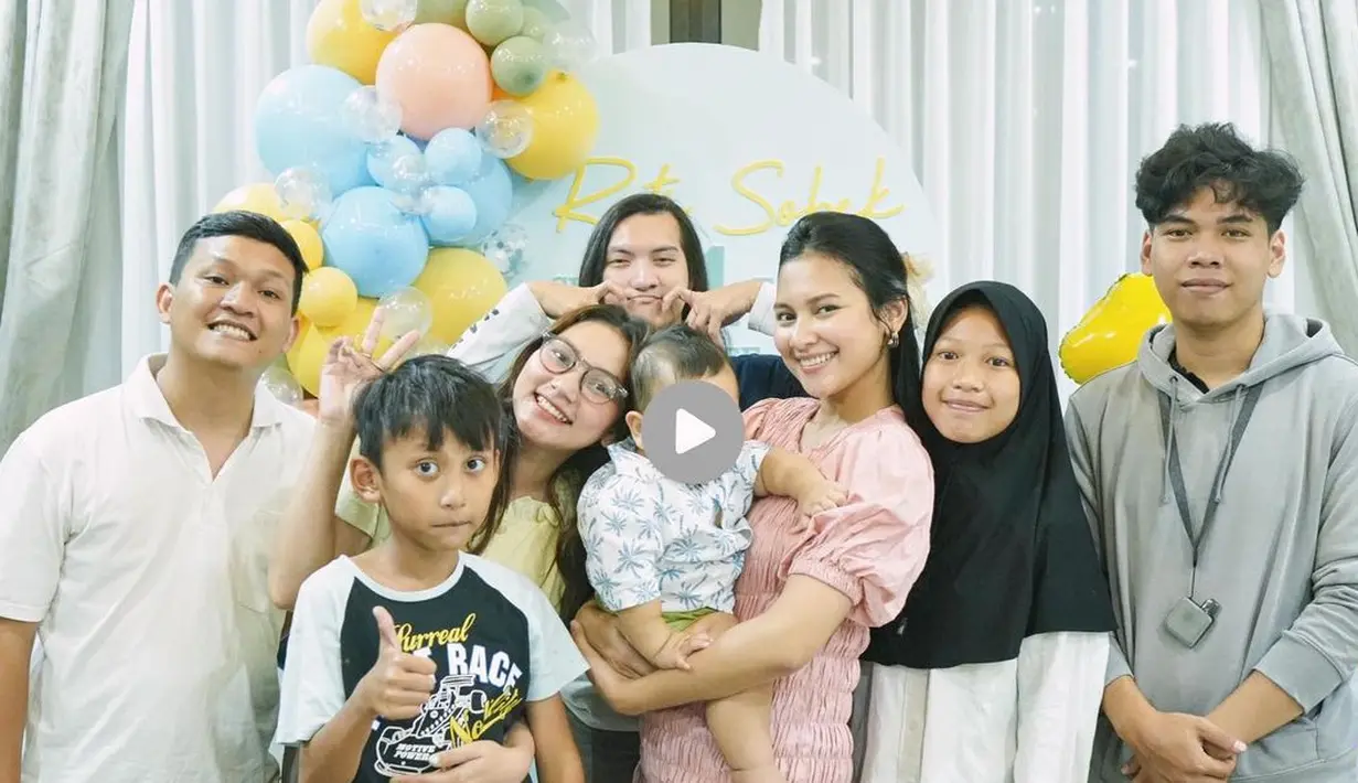 <p>Ketika ditanya lebih lanjut terkait alasannya merahasiakan wajah anaknya, Indah mengaku tak mengetahui pasti alasan tersebut, karena hanya sang suami yang tahu. "Wah aku nggak tahu, tanya ke Arie," kata Indah Permatasari. [Instagram/indahpermatas]</p>