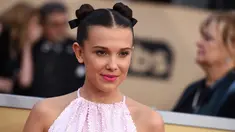 Aktris muda Millie Bobby Brown menghadiri karpet merah ajang Screen Actors Guild (SAG) Awards di Los Angeles, Minggu (21/1). Millie Bobby Brow berhasil menjadi sorotan di karpet merah karena penampilannya yang tak biasa. (Jordan Strauss/Invision/AP)