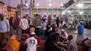 Muslim India berbuka puasa pada hari pertama bulan puasa Ramadan di Masjid Mekah di Hyderabad, India, Minggu (28/5). Umumnya setiap masjid menyediakan makanan untuk buka puasa saat Ramadan. (AP Photo / Mahesh Kumar A.)