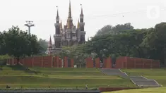 Pekerja melintas di area panggung budaya Taman Mini Indonesia Indah (TMII), Jakarta, Rabu (28/9/2022). Proses revitalisasi Taman Mini Indonesia Indah (TMII) itu telah mencapai 98 persen dan direncanakan akan menjadi salah satu lokasi KTT G20. (Liputan6.com/Herman Zakharia)