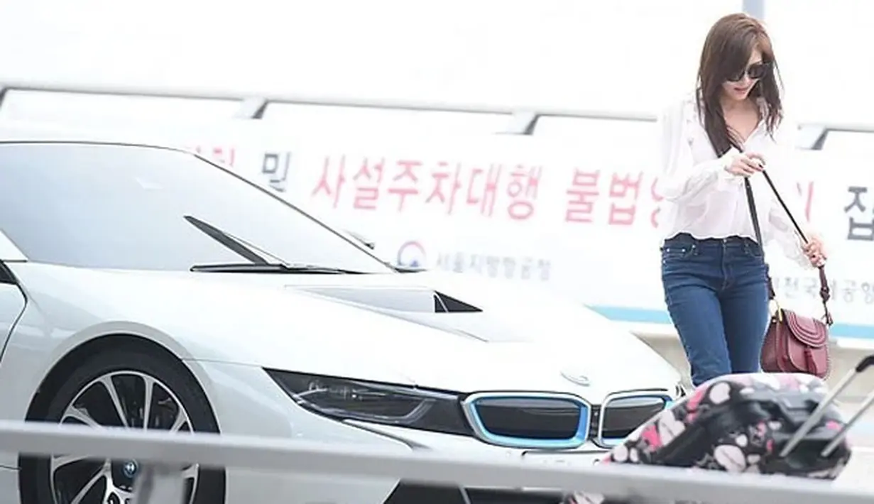 Ha Ji Won mempunyai BMW i8, mobil mewah ini berharga Rp 2,1 miliar. (Foto: koreaboo.com)