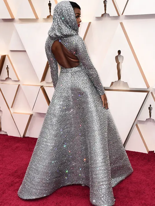 Aktris dan penyanyi Janelle Monae berpose di karpet merah ajang Academy Awards ke-92 atau Oscar 2020 di Dolby Theatre, Los Angeles, Minggu (9/2/2020). Pemeran film Hidden Figures ini membaluti tubuhnya dengan busana A-line kustom model backless atau punggung terbuka. (Jordan Strauss/Invision/AP)