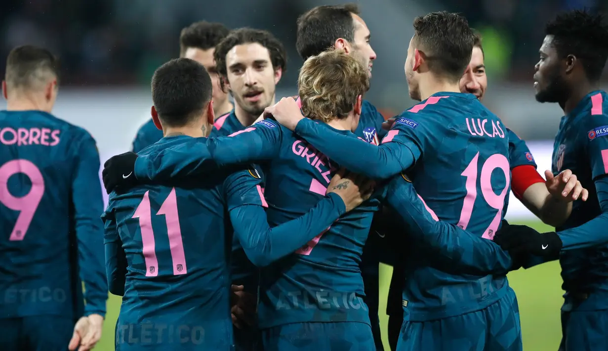 Para pemain Atletico Madrid merayakan kemenagan atas tuan rumah Lokomotiv Moskow pada leg kedua babak 16 besar Liga Europa di RZD Arena, Kamis (15/3). Atletico Madrid lolos ke perempatfinal Liga Europa usai menang telak 5-1. (AP/Pavel Golovkin)
