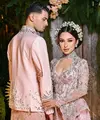 Jennifer Coppen dalam Kebaya Pink Glamor setelah akad nikah. [@jennifercoppenreal20]