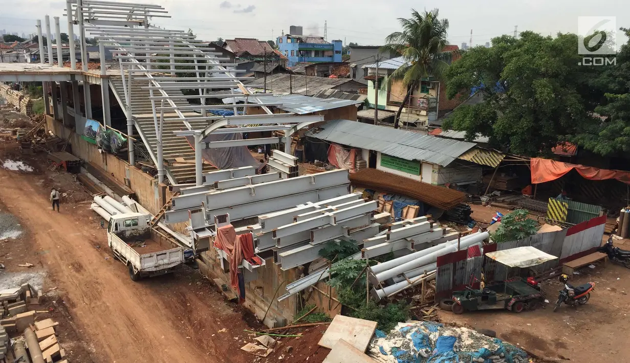 Suasana pembangunan proyek peron Stasiun Buaran di Jakarta Timur, Rabu (3/1). Proyek tersebut merupakan bagian program revitalisasi Kemenhub untuk meningkatkan pelayanan serta memudahkan aktivitas penumpang. (Liputan6.com/Immanuel Antonius)