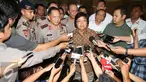 Menteri LHK, Siti Nurbaya usai melakukan rapat dengan Kapolri Jenderal Tito Karnavian di Gedung Manggala Wanabakti, Jakarta, Rabu (7/9). Kementerian LHK menggandeng Polri untuk mengatasi kejahatan kebakaran hutan dan lahan (Liputan6.com/Angga Yuniar) 