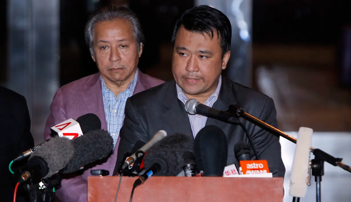 Warga Malaysia yang baru meninggalkan Korea Utara memberikan keterangan setibanya di Bandara Internasional Kuala Lumpur, Jumat (31/3). Pemulangan sembilan warga Malaysia yang berada di Korut itu ditukar dengan jasad Kim Jong-nam. (AP Photo/Vincent Thian)