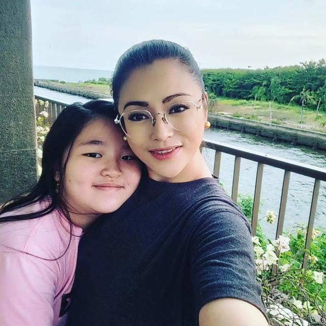 Ungkap Rindu Ayah, Ini 6 Kebersamaan Adellicia Hariwijaya dan Nessa Sadin Ibundanya