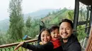 Salah satu liburannya ialah mengunjungi Gunung Bromo. Lengkap dengan jaket tebal, Astrid bersama dengan suami maupun anaknya menikmati keindahan alam di kawasan Bromo Tengger Semeru. (Liputan6.com/IG/@astridbasjar)