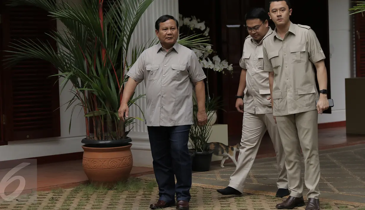 Ketua Umum Partai Gerindra Prabowo Subianto (kiri) bersiap menyambut kedatangan Ketua DPR RI, Setya Novanto di kediamannya Jalan Kertanegara, Jakarta, Kamis (1/12). Keduanya melakukan pertemuan secara tertutup. (Liputan6.com/Helmi Fithriansyah)