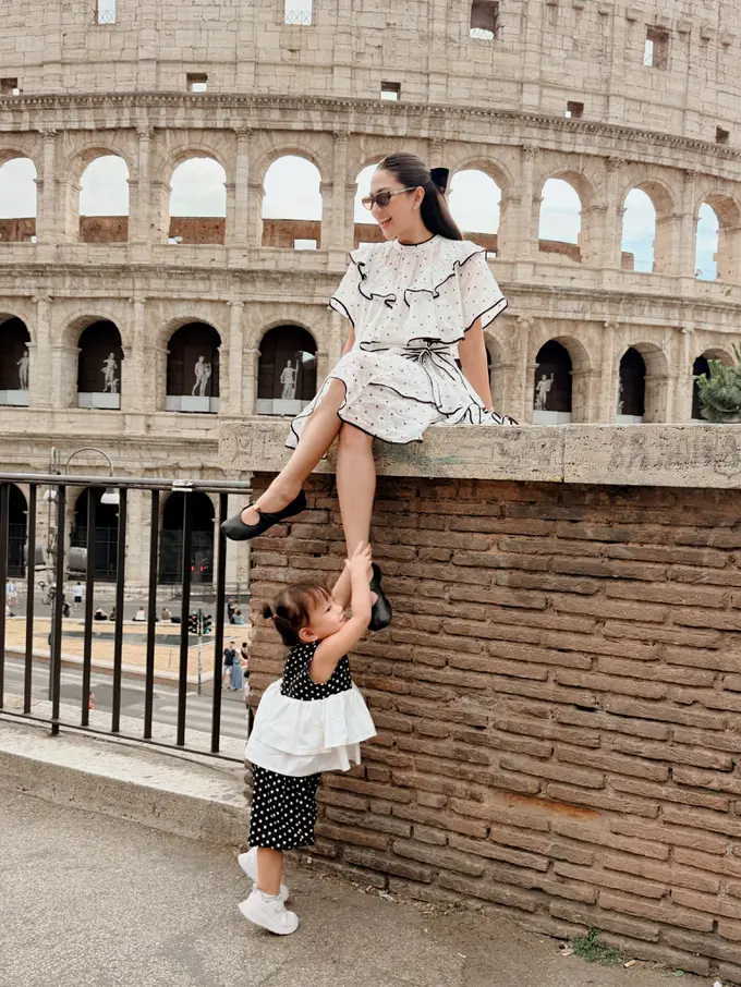 Liburan di Italia, Jessica Mila dan Kyarra Kompak Bergaun Polkadot