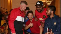 Ratusan penggemar Manchester United sambut kedatangan klub di Hotel Australia.