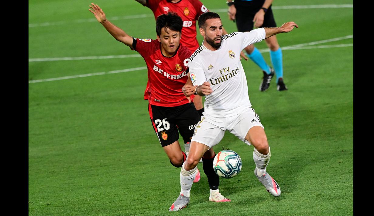 Real Madrid juga punya Takefusa Kubo (kiri) winger muda potensial asal Jepang yang baru berusia 20 tahun. Kubo saat ini dipinjamkan ke Real Mallorca dan sudah mencatat 65 penampilan di La Liga dan mencetak 5 gol serta 6 assist. (Foto: AFP/Javier Soriano)