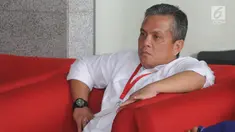 Ketua DPRD Kabupaten Labuhanbatu, Dahlan Bukhari berada di ruang tunggu untuk menjalani pemeriksaan di Gedung KPK, Jakarta, Rabu (21/11). Dahlan diperiksa dalam kasus suap terkait proyek di lingkungan Kabupaten Labuhanbatu. (Merdeka.com/Dwi Narwoko)