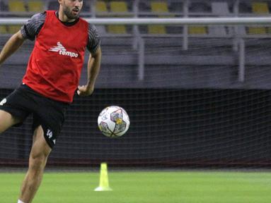 Pemain Timnas Palestina, Mohammed Rashid menjalani sesi latihan di Stadion Gelora Bung Tomo, Surabaya, Selasa (13/6/2023) malam jelang pertandingan FIFA Matchday melawan Timnas Indonesia. (Bola.com/Aditya Wany)