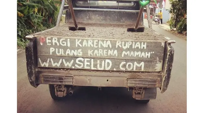 6 Pesan Nyeleneh di Mobil Pick-up Ini Bikin Geleng Kepala