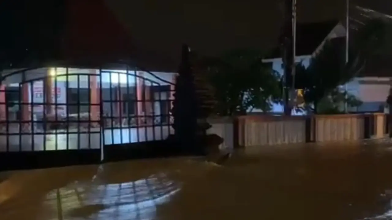 Banjir dengan ketinggian 1 Meter rendam Kantor Kecamatan Pesanggaran Banyuwangi (Istimewa)