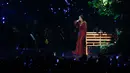 Penampilan KD dalam konser Ayat Ayat Cinta in Concert with Live Orchestra Malam itu, Krisdayanti membawakan beberapa lagu diantaranya, soundtrack Ayat Ayat Cinta, Dalam Kenangan, dan Mahadaya Cinta. (Deki Prayoga/Bintang.com)