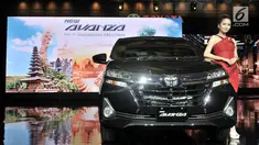 Model berpose di samping New Toyota Avanza saat peluncuran di Jakarta, Selasa (15/1). New Toyota Avanza dan Veloz merupakan model facelift dengan perubahan mencolok di bagian depan supaya tampil lebih stylish dan modern. (Merdeka.com/ Iqbal S Nugroho)