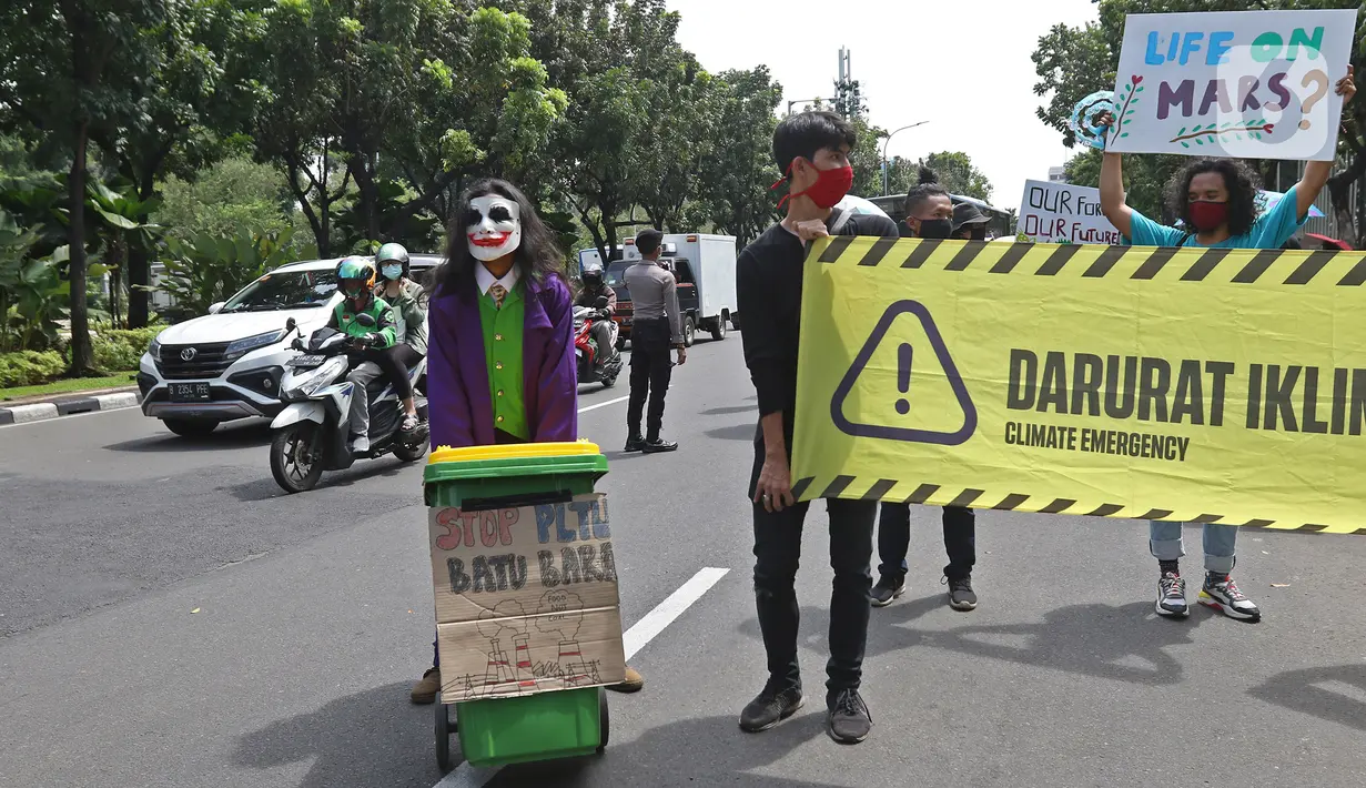 Para peserta aksi Asia Climate Rally menggelar unjuk rasa depan Balai Kota DKI Jakarta, Jumat (27/11/2020). Mereka meminta pemerintah melakukan tindakan nyata dalam penyelamatan iklim, salah satunya dengan berhenti mendanai industri bahan bakar fosil yang mematikan. (Liputan6.com/Hermann Zakharia)