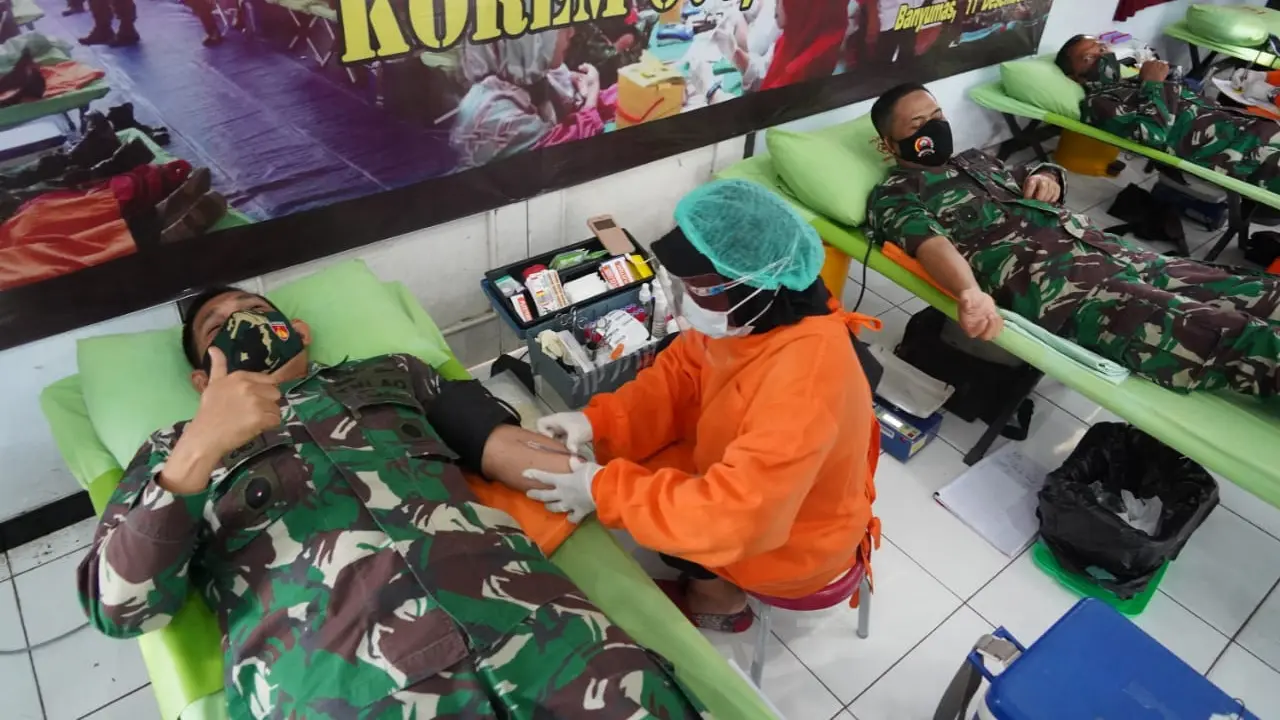 Jelang Hari Juang TNI AD 2020, Korem 071/Wijayakusuma gelar donor darah sebagai bentuk kepedulian terhadap sesama. (Foto: Liputan6.com/Humas Pemkab Banyumas)