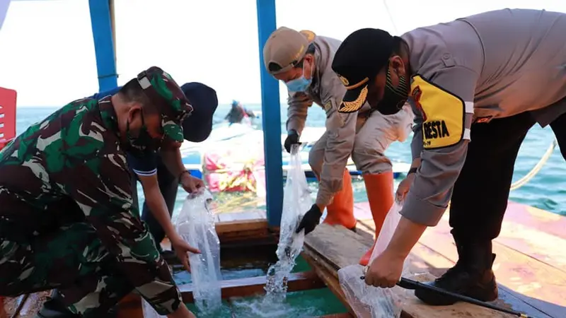 Kapolresta Manado Kombes Pol Elvianus Laoly memberikan bantuan 3000 benih ikan untuk para nelayan yang berada di pesisir Pantai Sindulang dan Karang Ria.