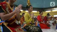 Umat Buddha mengikuti prosesi pradaksina dengan mengelilingi Vihara Arya Dwipa Arama, di kompleks Taman Mini Indonesia Indah (TMII), Jakarta, Kamis (23/5/2024). (Liputan6.com/Herman Zakharia)