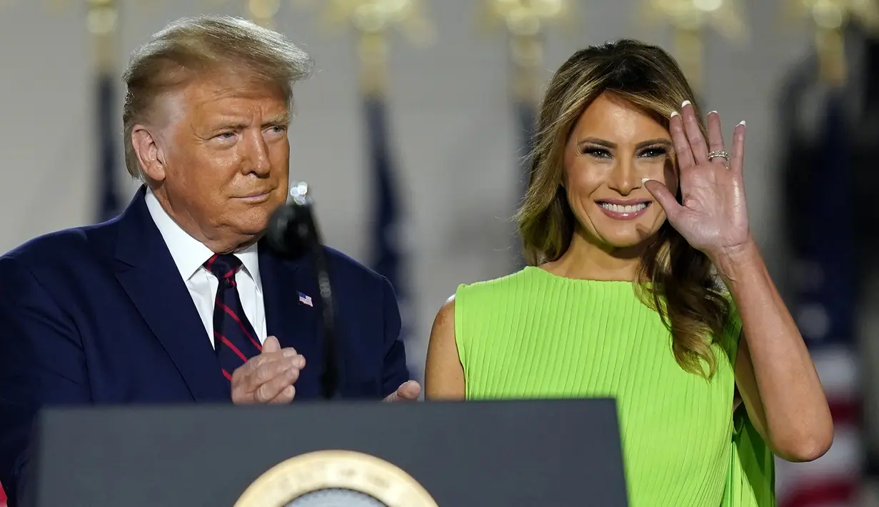 Presiden Amerika Serikat Donald Trump dan Ibu Negara Melania Trump saat menghadiri hari keempat Konvensi Nasional Partai Republik di Gedung Putih, Washington DC, Amerika Serikat, Kamis (27/8/2020). (AP Photo/Evan Vucci)