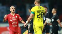 Dua pemain Persija Jakarta, Riko Simanjuntak dan Andritany Ardhiyasa merayakan gol ke gawang Persib Bandung dalam laga tunda pekan ke-28 BRI Liga 1 2022/2023 di Stadion Patriot Candrabhaga, Bekasi, Jumat (31/3/2023) malam WIB. Persija menang 2-0 atas Persib dalam laga itu. (Bola.com/M. Iqbal Ichsan)