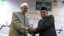 Ketum PBNU, Said Aqil Siradj bersalaman dengan Grand Syeikh Al Azhar Mesir,  Ahmad Muhammad Ath-Thayeb di gedung PBNU, Jakarta, Rabu (2/5). Pertemuan berdiskusi mengenai Islam Nusantara dengan para kiai dan pengurus PBNU . (Liputan6.com/Herman Zakharia)