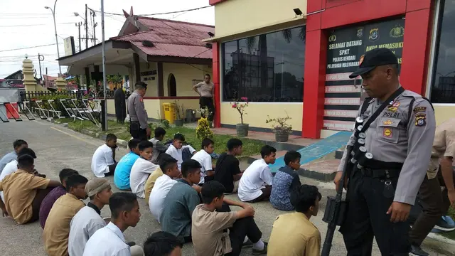 Belasan Pelajar SMA yang berada di depan sekolahnya di Kendari, diamankan di Polres Kendari, Jumat (6/12/2019).(Liputan6.com/Ahmad Akbar Fua)