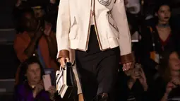 Model Kendall Jenner berjalan di catwalk untuk brand Burberry koleksi Spring/Summer 2020 di London Fashion Week pada Senin (16/9/2019). Dalam pagelaran fashion show kemarin, Kendall Jenner tampil mengejutkan dengan rambut pirang. (Photo by Vianney Le Caer/Invision/AP)