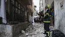 Personil dan penduduk darurat Palestina memeriksa kerusakan setelah serangan pasukan Israel di kamp pengungsi Balata di pinggiran Nablus di Tepi Barat yang diduduki pada awal 16 Agustus 2023. (AFP/Zain Jaafar)