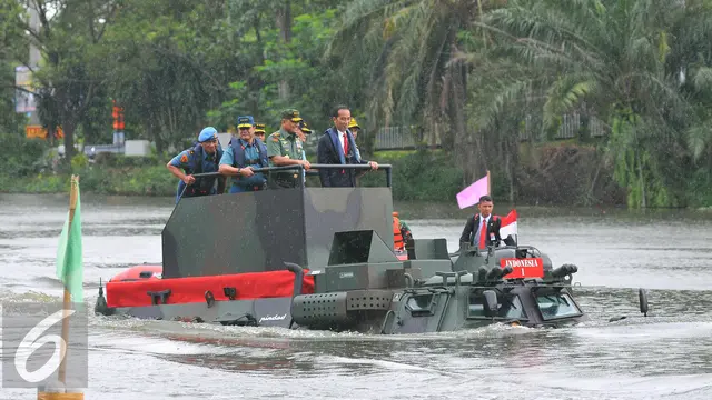 2010116-Jokowi-Naik-Amfibi-AY1