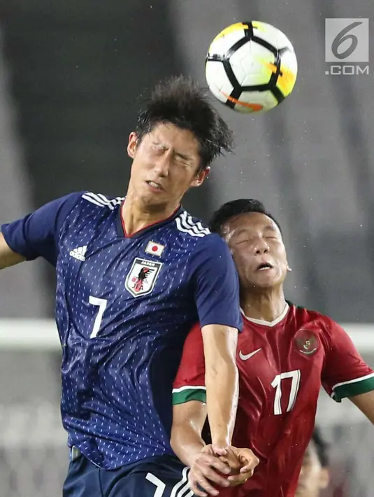 Pesepak bola Timnas Indonesia U-19 dan pesepak bola Jepang U-19 menyundul bola pada laga uji coba babak pertama di Stadion Utama Gelora Bung Karno (SUGBK), Jakarta, Minggu (25/3). Babak pertama Timnas Indonesia kalah 0-1 (Liputan6.com/Angga Yuniar)