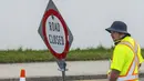 Sementara, pihak kepolisian setempat menyatakan lokasi perkemahan tersebut telah dikosongkan. Tampak dalam foto, petugas darurat menutup jalan setelah tanah longsor sementara pencarian sedang dilakukan oleh layanan darurat setempat untuk orang hilang di Gunung Maunganui, Tauranga, Selandia Baru pada Kamis 22 Januari 2026. (DJ MILLS/AFP)