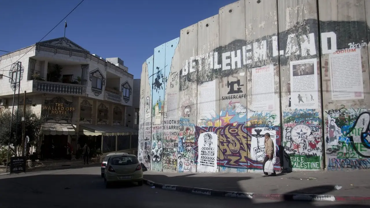 Hotel Walled Off yang menyajikan semangat alternatif Natal di dekat tembok perbatasan yang dibangun Israel di Betlehem. (AP)