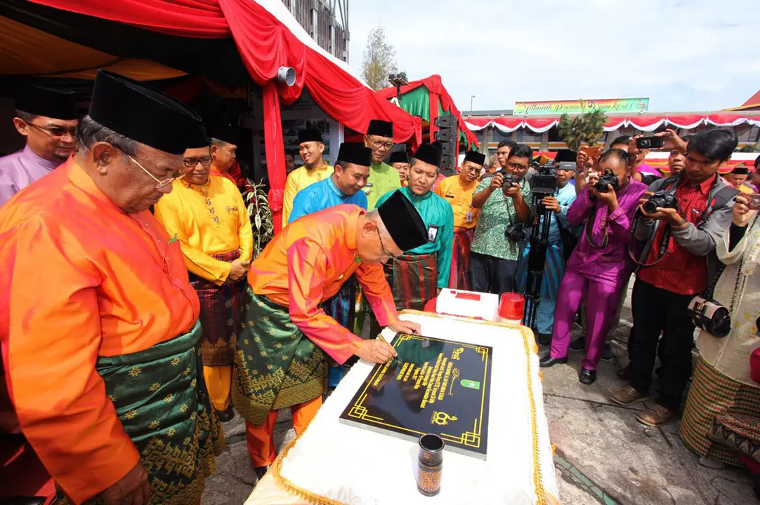 Gubernur Riau, Arsyadjuliandi Rachman, mencanangkan Program Riau Terang pada 2019. (Liputan6.com/M Syukur)