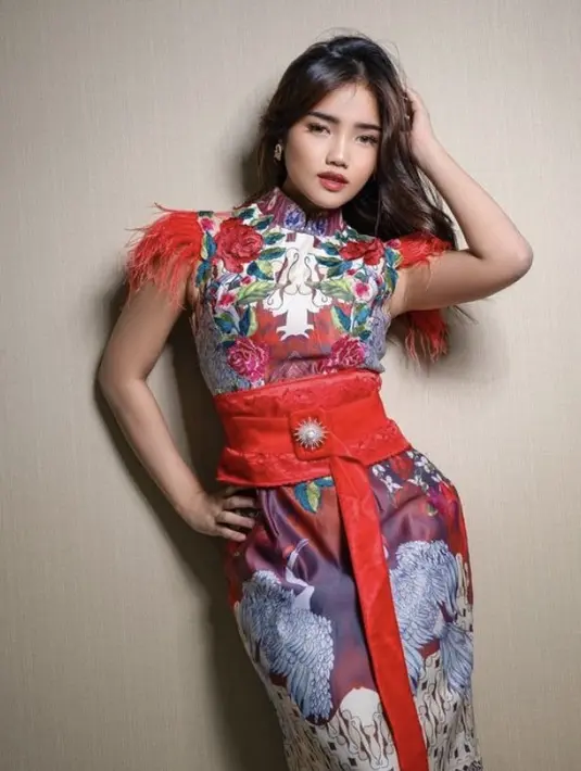 Fashion stylist Wisnu Dwi Praja melengkapi penampilan Fuji dengan obi merahnya. [@fuji_an]