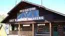 The Salt and Pepper Shaker Museum atau museum yang menyimpan lebih dari 20.000 set penampung merica dan garam dari berbagai dunia. Jika tempat garam anada hilang bisa dilihat disini. (browsingtheatlas.files.wordpress.com)