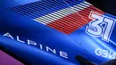 Alpine F1 Team resmi meluncurkan mobil anyar untuk menghadapi F1 2022 di Palais de Tokyo, Paris, Prancis, Senin (21/2/2022). Mobil yang diberi nama A522 itu terlihat cantik dengan perpaduan warna biru dan pink. (FRANCK FIFE / AFP)