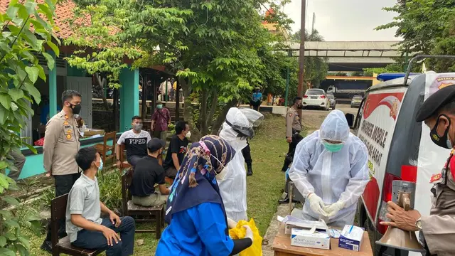 Ratusan Guru di SMKN Cikarang Barat Divaksin Covid-19