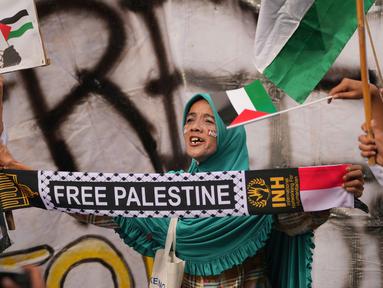 Seorang pengunjuk rasa meneriakkan slogan-slogan dalam unjuk rasa memperingati dua tahun perang di Gaza, di luar Kedutaan Besar Amerika Serikat di Jakarta, Selasa 7 Oktober 2025. (AP Photo/Achmad Ibrahim)
