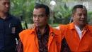 Bupati Purbalingga Tasdi dan Bupati Mojokerto non aktif Mustofa Kamal Pasa tiba di Gedung KPK, Jakarta, Kamis (28/6). Mustofa diperiksa dengan dugaan menerima gratifikasi proyek pemasangan tower. (Merdeka.com/Dwi Narwoko)