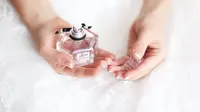 Disadari atau tidak, Anda masih sering melakukan kesalahan dalam penggunaan parfum di hari pernikahan, penasaran apa itu? Simak di sini. Sumber foto: Twenty20/mydomaine.com.