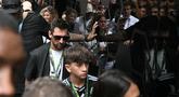 Pesepak bola Argentina, Lionel Messi mencuri perhatian saat Formula 1 GP Miami 2026 pada Minggu (03/05/2026). (AFP/Chandan Khanna)