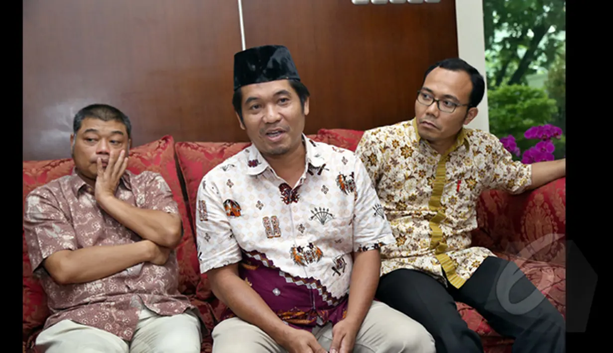 Direktur Eksekutif Lingkar Madani Indonesia (LIMA) Ray Rangkuti (tengah) saat memberikan penjelasan bersama aktivis dari Koalisi Masyarakat Sipil anti Kriminalisasi KPK di Gedung Wantimpres, Jakarta, Jumat (30/1/2015). (Liputan6.com/Faizal Fanani)
