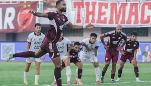 Bek PSM Makassar, Yuran Fernandes mengeksekusi tendangan penalti dengan sempurna ke gawang Persik Kediri dalam laga pekan ke-29 BRI Super League 2025/2026 di Stadion Gelora BJ Habibie, Parepare, Sulawesi Selatan, Kamis (23/4/2026). (Dok. PSM)