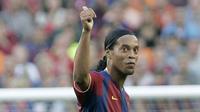 5. Ronaldinho - Tampil apik saat menghajar Real Madrid 3-0 pada laga El Classico di Bernabeu. Bukannya sorakan yang ia dapatkan, malah tepuk tangan kekaguman yang diberikan Madridista kepada pemain ramah tersebut. (AFP/Josep Lago)